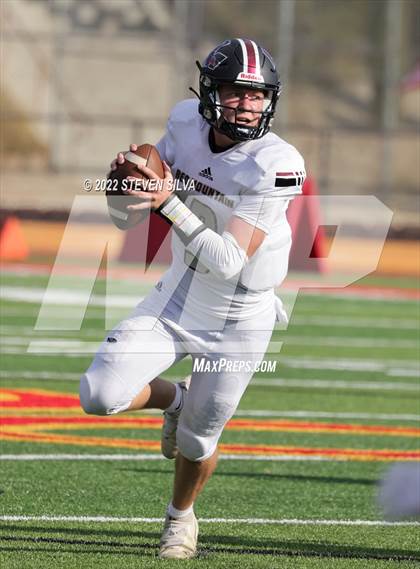 Thumbnail 2 in Mater Dei Catholic vs. Red Mountain (Honor Bowl) photogallery.