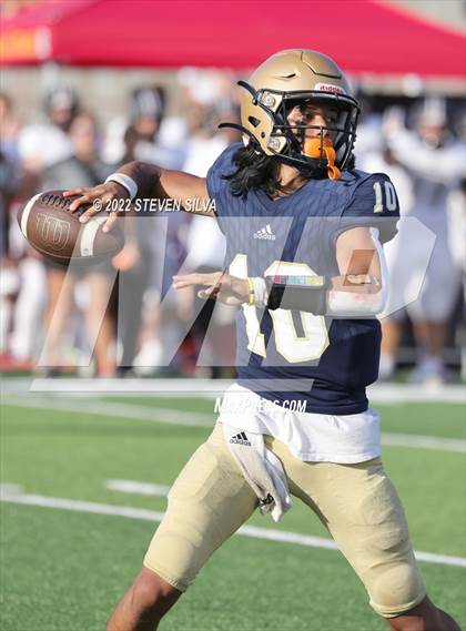 Thumbnail 3 in Mater Dei Catholic vs. Red Mountain (Honor Bowl) photogallery.