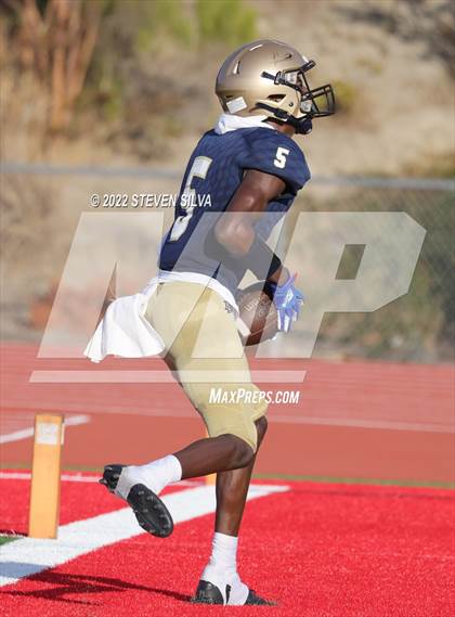Thumbnail 3 in Mater Dei Catholic vs. Red Mountain (Honor Bowl) photogallery.