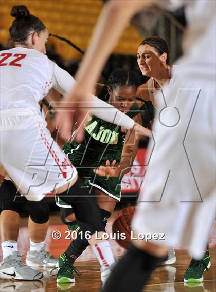 Thumbnail 2 in Mater Dei vs. Cajon (CIF SoCal Regional D2 Final) photogallery.