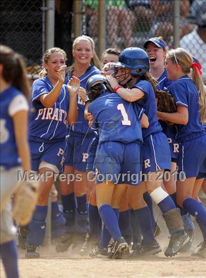 Thumbnail 2 in Pearl River vs. Hendrick Hudson (Section 1 Class A Final) photogallery.