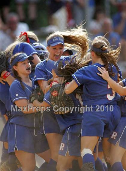 Thumbnail 1 in Pearl River vs. Hendrick Hudson (Section 1 Class A Final) photogallery.