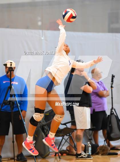 Thumbnail 1 in Bishop Gorman vs. Mater Dei (Nike Tournament of Champions)   photogallery.