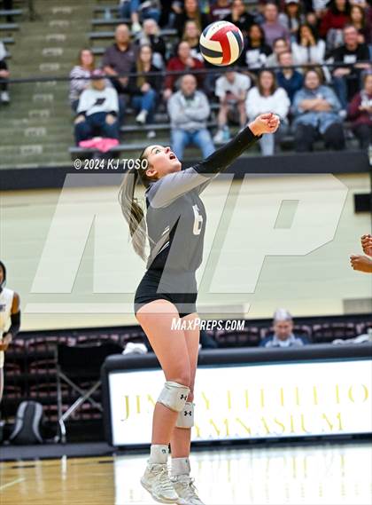 Thumbnail 3 in Davenport vs. Floresville (UIL Volleyball 4A Region 4 Final) photogallery.