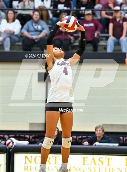 Thumbnail 1 in Davenport vs. Floresville (UIL Volleyball 4A Region 4 Final) photogallery.