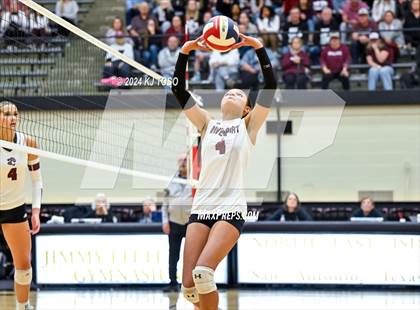Thumbnail 1 in Davenport vs. Floresville (UIL Volleyball 4A Region 4 Final) photogallery.