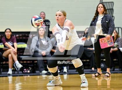 Thumbnail 3 in Davenport vs. Floresville (UIL Volleyball 4A Region 4 Final) photogallery.