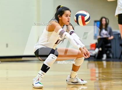 Thumbnail 3 in Davenport vs. Floresville (UIL Volleyball 4A Region 4 Final) photogallery.