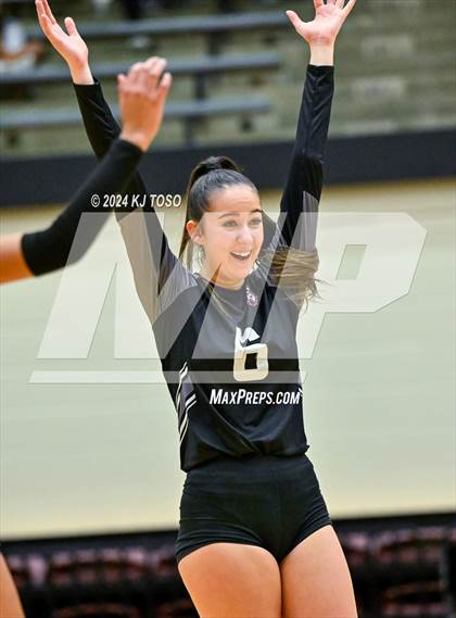 Thumbnail 1 in Davenport vs. Floresville (UIL Volleyball 4A Region 4 Final) photogallery.