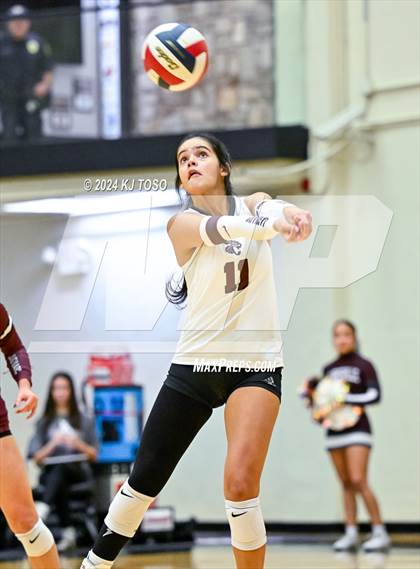 Thumbnail 1 in Davenport vs. Floresville (UIL Volleyball 4A Region 4 Final) photogallery.