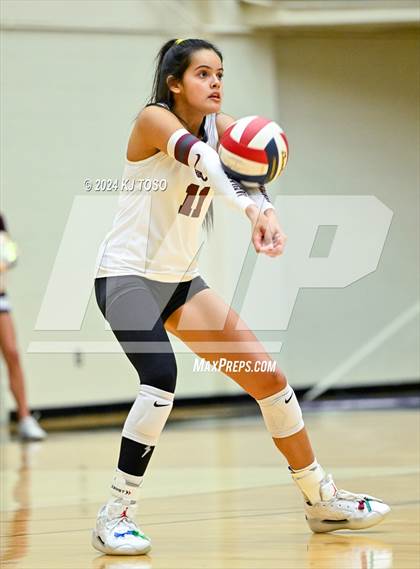 Thumbnail 1 in Davenport vs. Floresville (UIL Volleyball 4A Region 4 Final) photogallery.