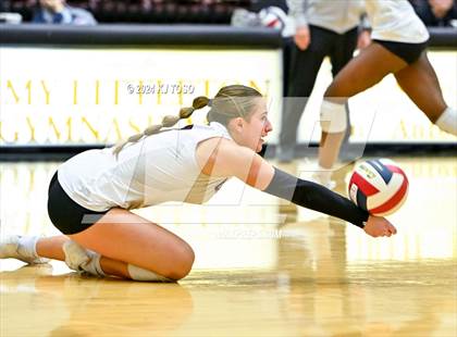 Thumbnail 3 in Davenport vs. Floresville (UIL Volleyball 4A Region 4 Final) photogallery.
