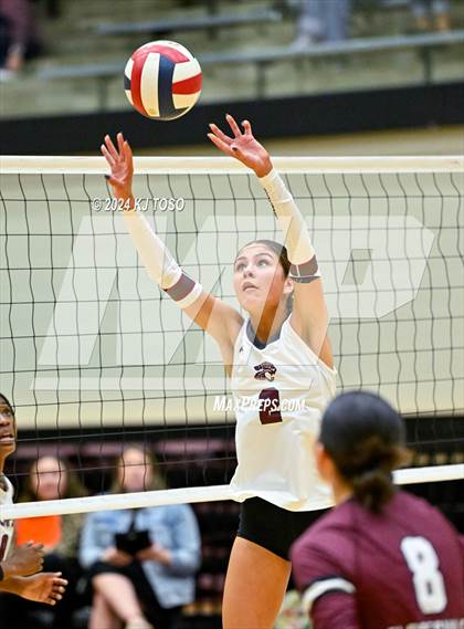 Thumbnail 3 in Davenport vs. Floresville (UIL Volleyball 4A Region 4 Final) photogallery.