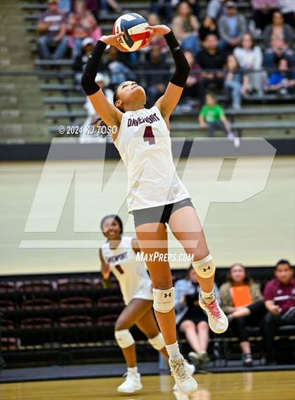 Thumbnail 1 in Davenport vs. Floresville (UIL Volleyball 4A Region 4 Final) photogallery.