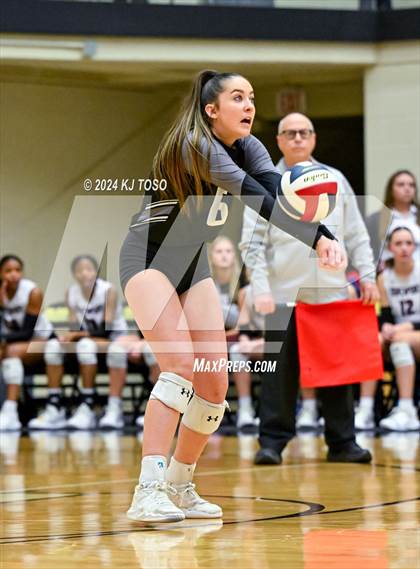 Thumbnail 3 in Davenport vs. Floresville (UIL Volleyball 4A Region 4 Final) photogallery.