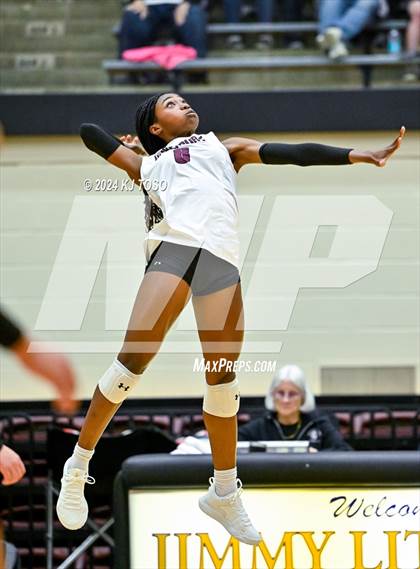 Thumbnail 1 in Davenport vs. Floresville (UIL Volleyball 4A Region 4 Final) photogallery.