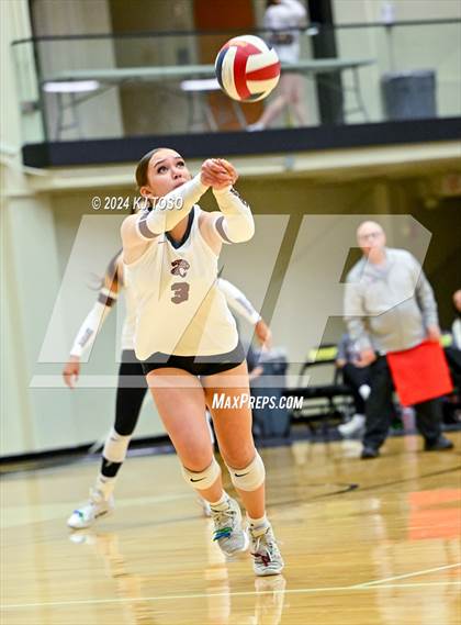 Thumbnail 3 in Davenport vs. Floresville (UIL Volleyball 4A Region 4 Final) photogallery.
