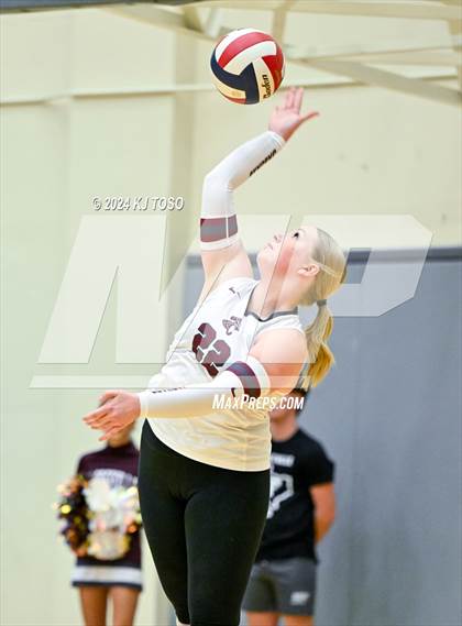 Thumbnail 2 in Davenport vs. Floresville (UIL Volleyball 4A Region 4 Final) photogallery.