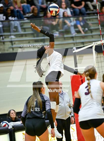 Thumbnail 2 in Davenport vs. Floresville (UIL Volleyball 4A Region 4 Final) photogallery.