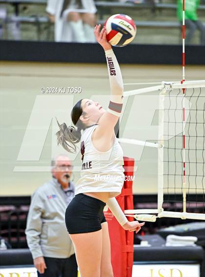 Thumbnail 1 in Davenport vs. Floresville (UIL Volleyball 4A Region 4 Final) photogallery.