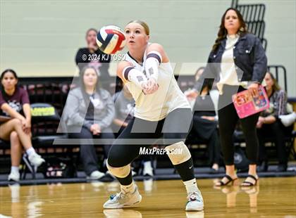 Thumbnail 1 in Davenport vs. Floresville (UIL Volleyball 4A Region 4 Final) photogallery.