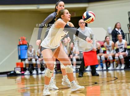 Thumbnail 1 in Davenport vs. Floresville (UIL Volleyball 4A Region 4 Final) photogallery.