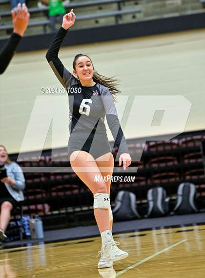 Thumbnail 1 in Davenport vs. Floresville (UIL Volleyball 4A Region 4 Final) photogallery.