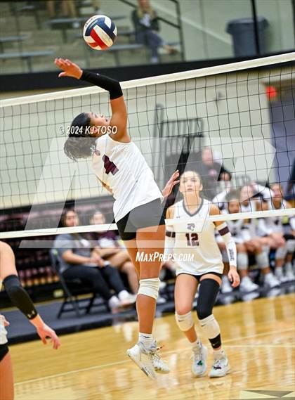 Thumbnail 3 in Davenport vs. Floresville (UIL Volleyball 4A Region 4 Final) photogallery.