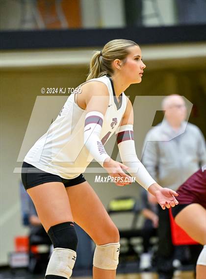 Thumbnail 1 in Davenport vs. Floresville (UIL Volleyball 4A Region 4 Final) photogallery.
