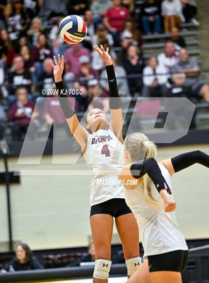 Thumbnail 1 in Davenport vs. Floresville (UIL Volleyball 4A Region 4 Final) photogallery.