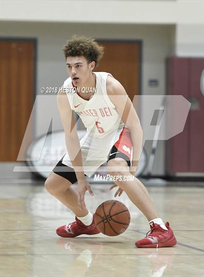 Thumbnail 3 in Mater Dei vs. Knight (Rancho Mirage Holiday Invitational) photogallery.