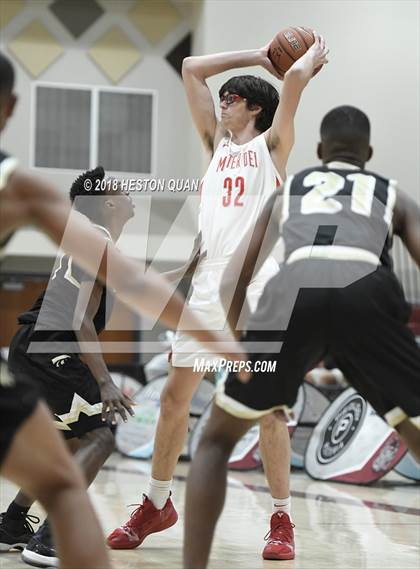 Thumbnail 2 in Mater Dei vs. Knight (Rancho Mirage Holiday Invitational) photogallery.