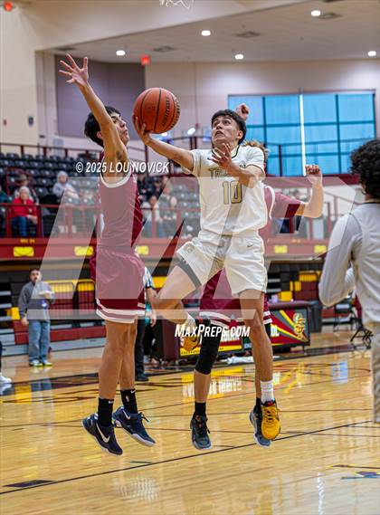 Thumbnail 2 in Sandia Prep vs. Mesa Vista (Braves Invite at Santa Fe Indian School) photogallery.