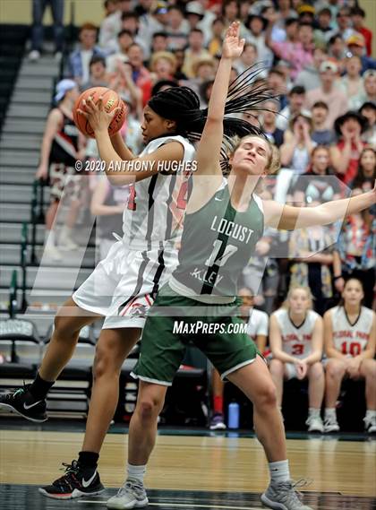 Thumbnail 3 in Locust Valley vs. Floral Park (Section VIII Class A Championship) photogallery.