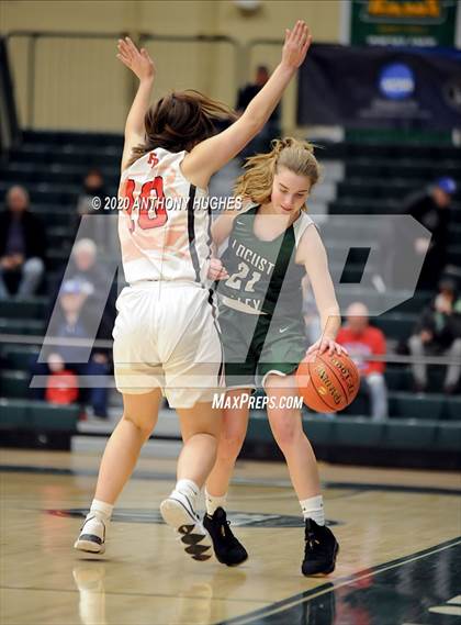 Thumbnail 3 in Locust Valley vs. Floral Park (Section VIII Class A Championship) photogallery.