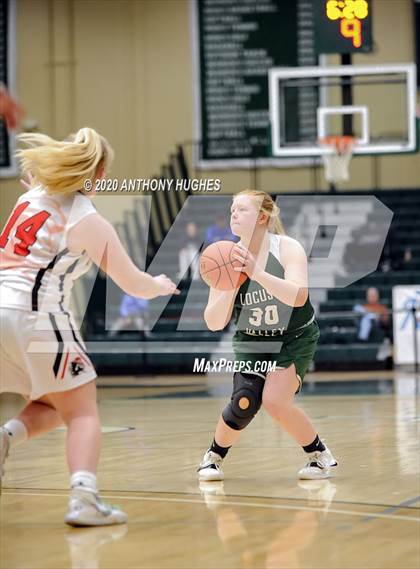 Thumbnail 3 in Locust Valley vs. Floral Park (Section VIII Class A Championship) photogallery.