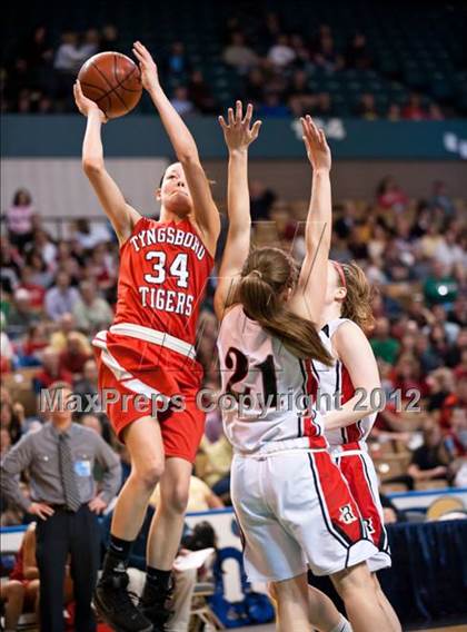 Thumbnail 3 in Reading Memorial vs. Tyngsborough (MIAA Division 2 Final) photogallery.