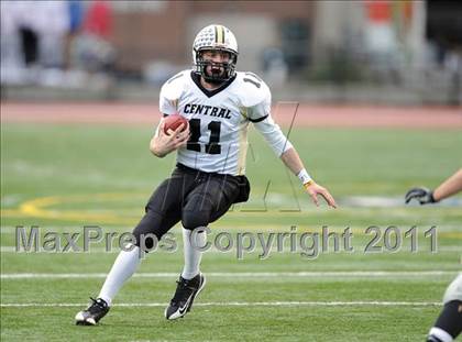 Thumbnail 1 in Longmeadow vs. Springfield Central (MIAA Division I West Final) photogallery.