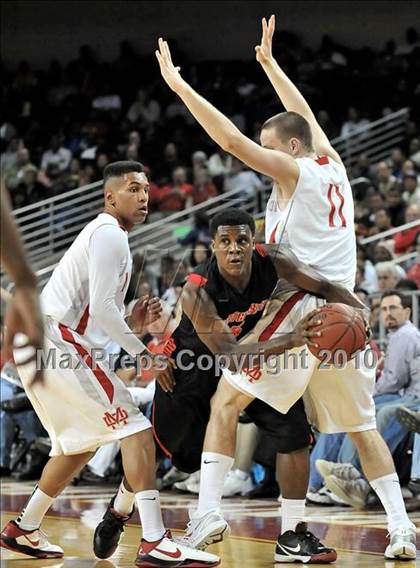 Thumbnail 2 in Westchester vs. Mater Dei (CIF D1 SoCal Final) photogallery.