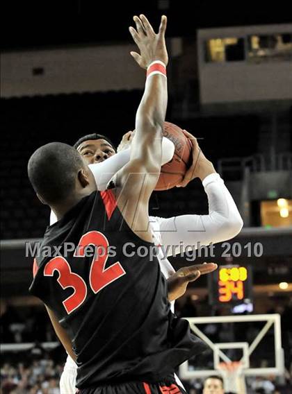 Thumbnail 2 in Westchester vs. Mater Dei (CIF D1 SoCal Final) photogallery.