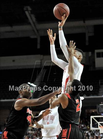 Thumbnail 1 in Westchester vs. Mater Dei (CIF D1 SoCal Final) photogallery.