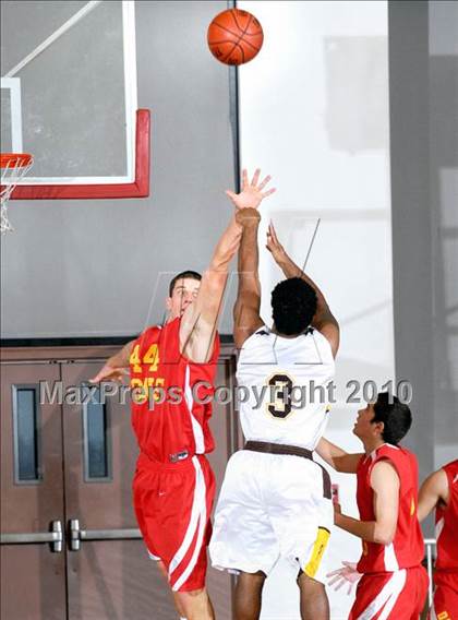 Thumbnail 2 in Parker vs. Cathedral (MaxPreps Holiday Classic) photogallery.