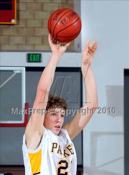 Thumbnail 2 in Parker vs. Cathedral (MaxPreps Holiday Classic) photogallery.