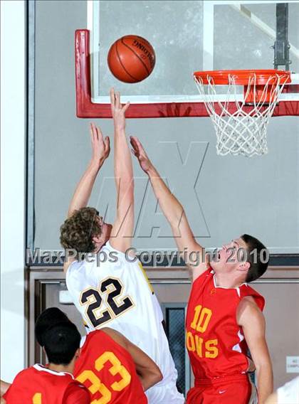 Thumbnail 1 in Parker vs. Cathedral (MaxPreps Holiday Classic) photogallery.