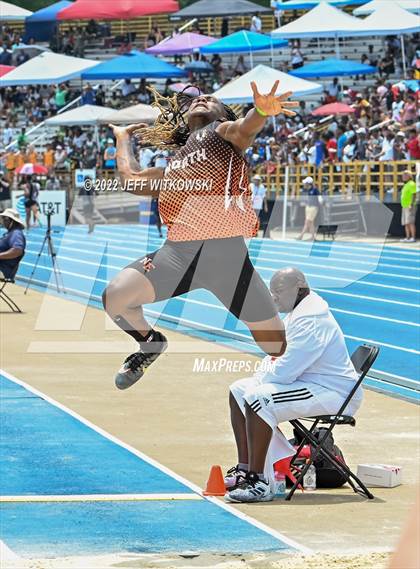 Thumbnail 1 in NCHSAA 1A/4A Track & Field Championship photogallery.