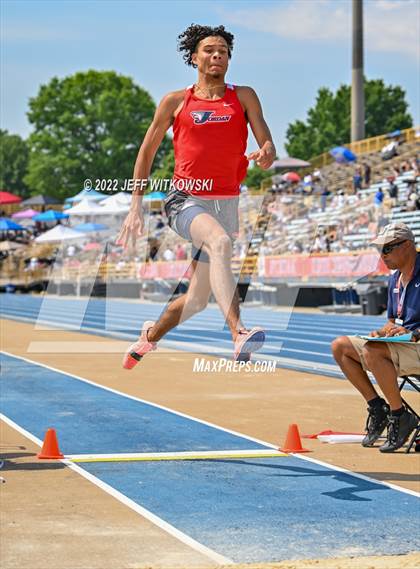 Thumbnail 2 in NCHSAA 1A/4A Track & Field Championship photogallery.