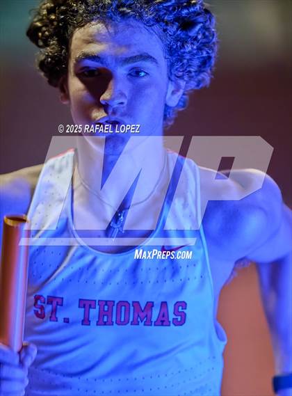 Thumbnail 1 in Eagle No Tax Relays (4x400M) photogallery.