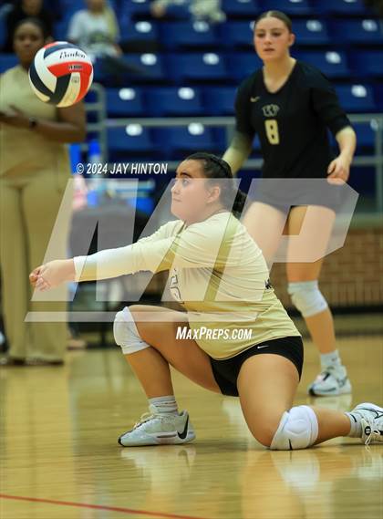 Thumbnail 2 in Whitewright vs. Valley Mills (UIL Volleyball 2A Region 2 Semi) photogallery.