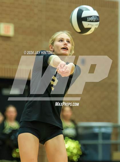 Thumbnail 2 in Whitewright vs. Valley Mills (UIL Volleyball 2A Region 2 Semi) photogallery.