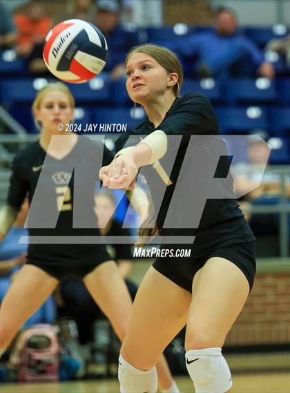 Thumbnail 1 in Whitewright vs. Valley Mills (UIL Volleyball 2A Region 2 Semi) photogallery.
